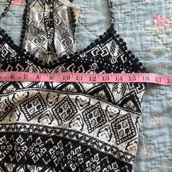 NWT Fio Fio Womens Black White Print M Sleeveless Romper Crochet Trim - Picture 8 of 8